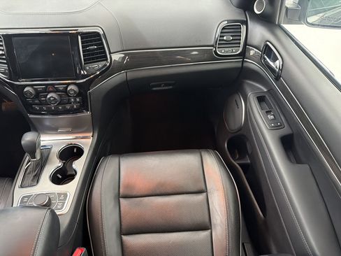Used 2019 Jeep Grand Cherokee Overland AWD/4WD image 28