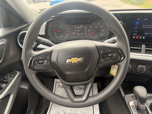 Used 2025 Chevrolet Trax LS w/ LS Convenience Package FWD image 15