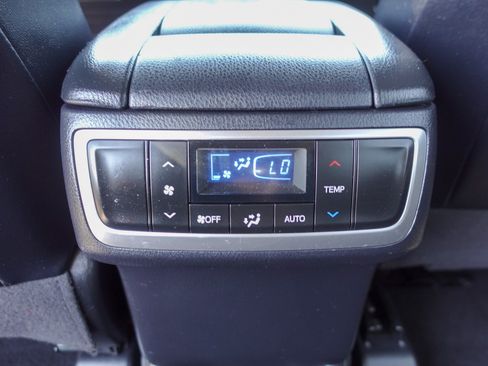 Used 2018 Toyota Highlander XLE AWD/4WD image 28
