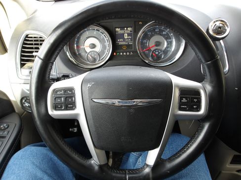 Used 2016 Chrysler Town & Country Touring image 15