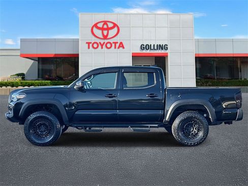 Used 2022 Toyota Tacoma TRD Off-Road image 2