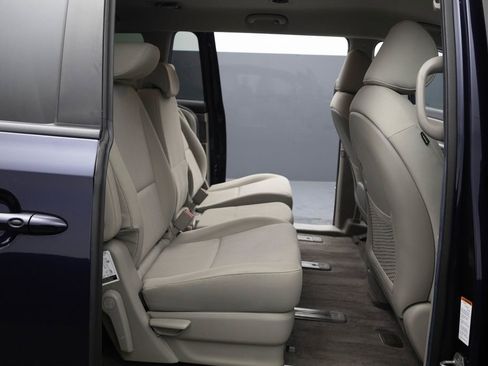 Used 2021 Kia Sedona LX image 26