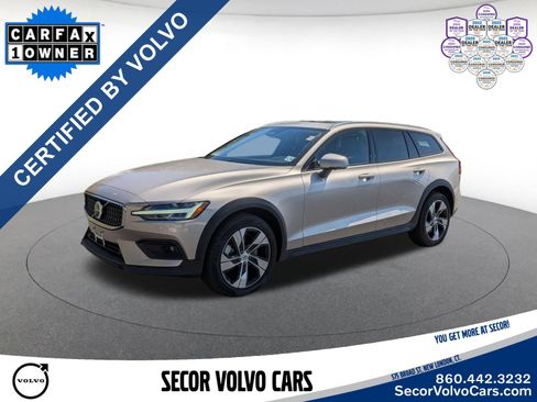 Used 2025 Volvo V60 B5 Cross Country Plus AWD/4WD image 1