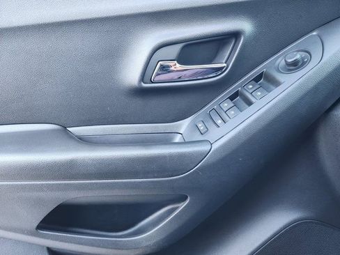 Used 2022 Chevrolet Trax LT w/ LT Convenience Package image 24