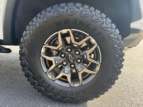 Used 2024 Chevrolet Colorado ZR2 w/ Technology Package AWD/4WD image 18