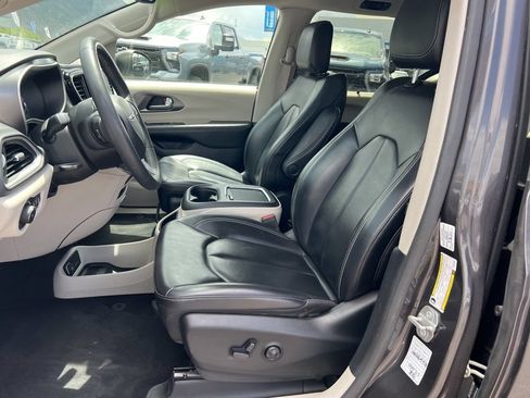 Used 2023 Chrysler Pacifica Touring-L FWD image 26