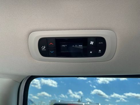 Used 2024 Chrysler Pacifica Limited FWD image 28