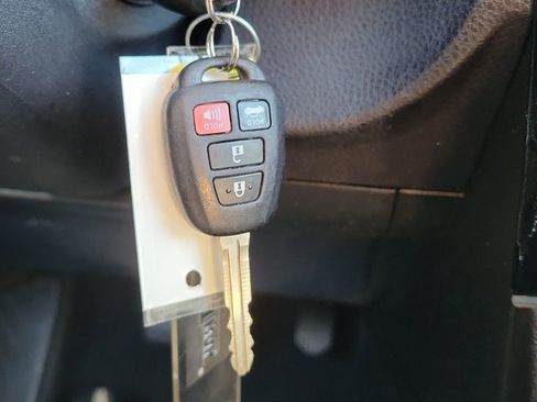 Used 2017 Toyota Corolla LE image 28