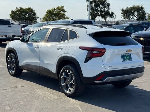 Certified 2025 Chevrolet Trax LT FWD image 2