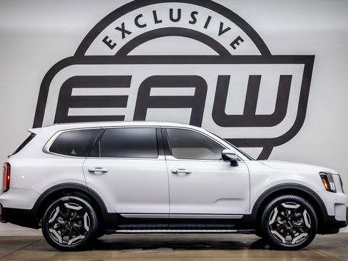 Used 2023 Kia Telluride EX w/ EX Captain's Chair Package FWD image 8