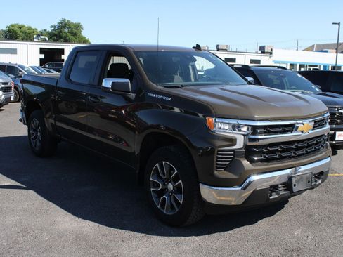 Used 2023 Chevrolet Silverado 1500 LT AWD/4WD image 3
