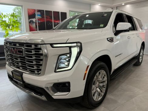 Used 2025 GMC Yukon XL Denali AWD/4WD image 3