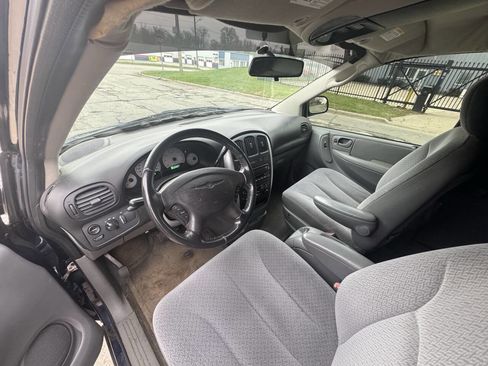 Used 2006 Chrysler Town & Country Touring FWD image 9