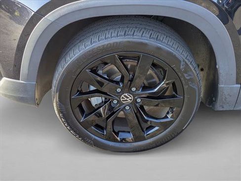 Certified 2022 Volkswagen Taos SEL w/ Panoramic Sunroof Package image 10