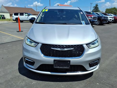 Used 2024 Chrysler Pacifica Touring-L FWD image 2