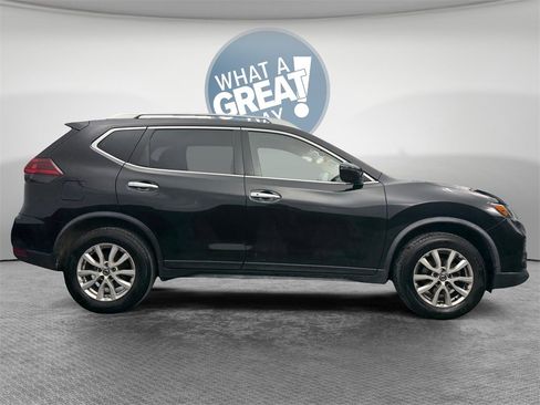 Used 2020 Nissan Rogue SV image 2