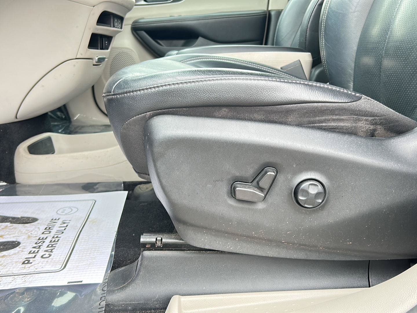 Used 2022 Chrysler Pacifica Touring-L FWD image 11