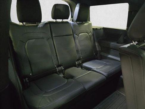 Certified 2024 Land Rover Defender 130 X-Dynamic SE image 12