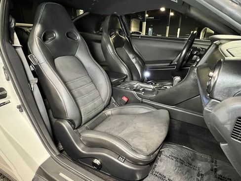 Used 2017 Nissan GT-R Premium image 16