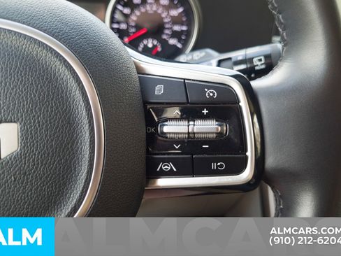 Used 2024 Kia Carnival LX image 22