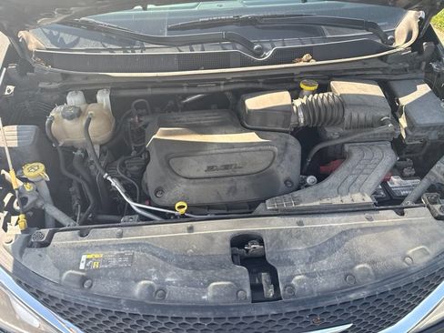 Used 2020 Chrysler Pacifica Touring-L FWD image 10
