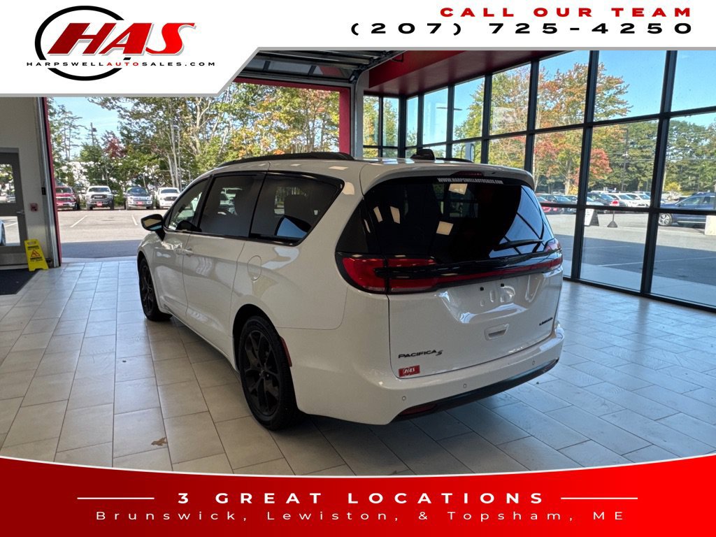 Used 2025 Chrysler Pacifica Limited FWD image 3