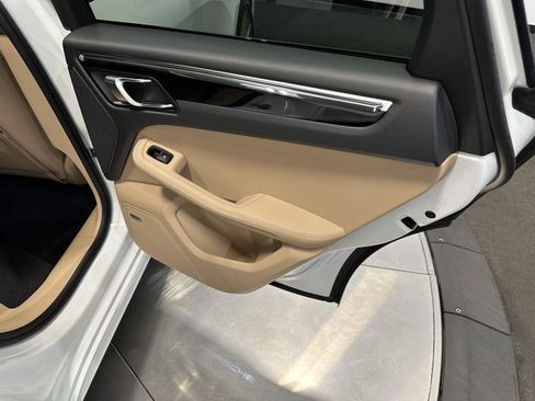 Certified 2025 Porsche Macan AWD/4WD image 39