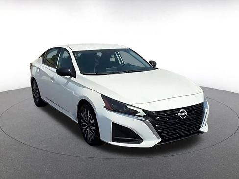 Used 2025 Nissan Altima 2.5 SV FWD image 3