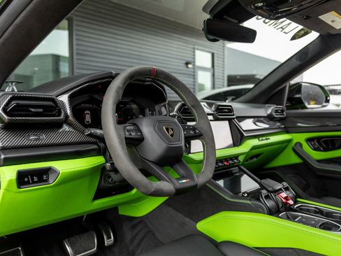 Used 2025 Lamborghini Urus SE image 29