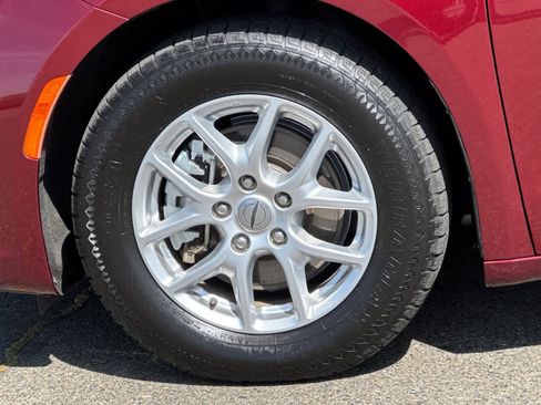 Used 2023 Chrysler Pacifica Touring-L image 32