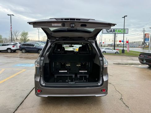 Used 2017 Toyota Sienna SE FWD image 12