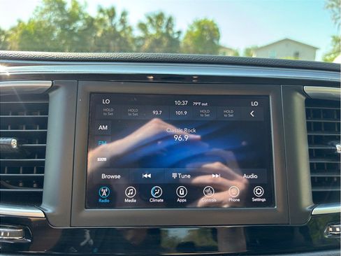Used 2020 Chrysler Pacifica Touring-L FWD image 27