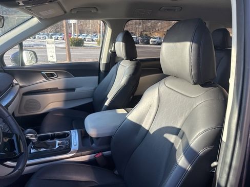 Used 2024 Kia Carnival LX image 12