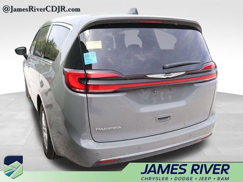 Used 2023 Chrysler Pacifica Touring-L FWD image 22