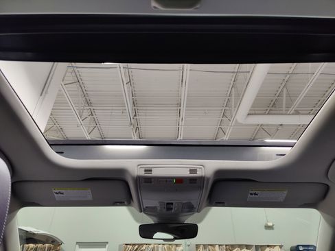 Used 2025 Volkswagen Jetta SEL image 6