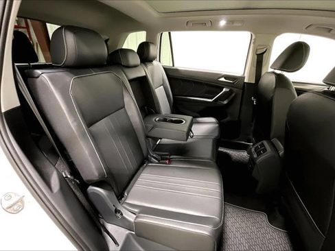 Used 2024 Volkswagen Tiguan SE w/ Panoramic Sunroof Package FWD image 27
