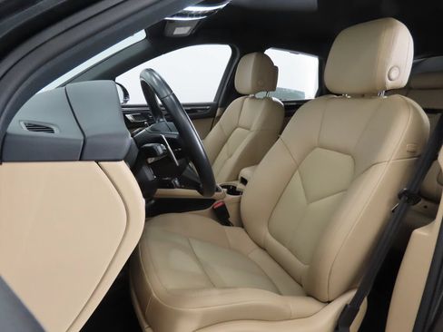 Certified 2024 Porsche Macan AWD/4WD image 5