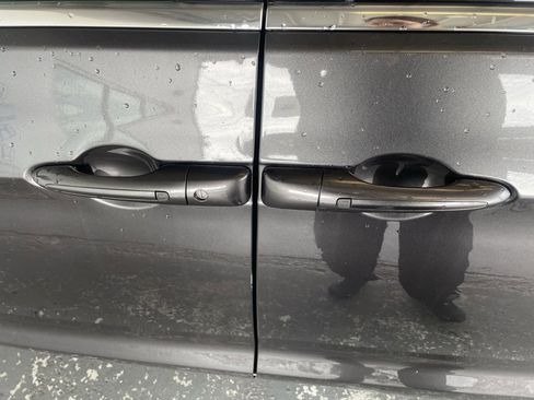 Used 2022 Chrysler Voyager LX image 28