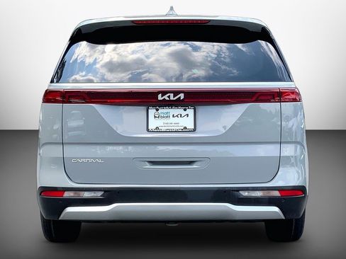 Used 2024 Kia Carnival EX FWD image 6