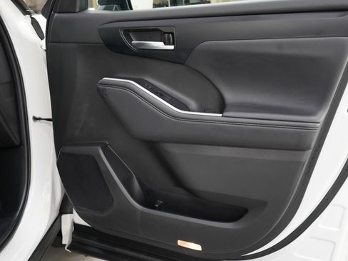 Used 2022 Toyota Highlander XLE image 9