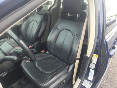 Used 2020 Chrysler Pacifica Touring-L FWD image 14