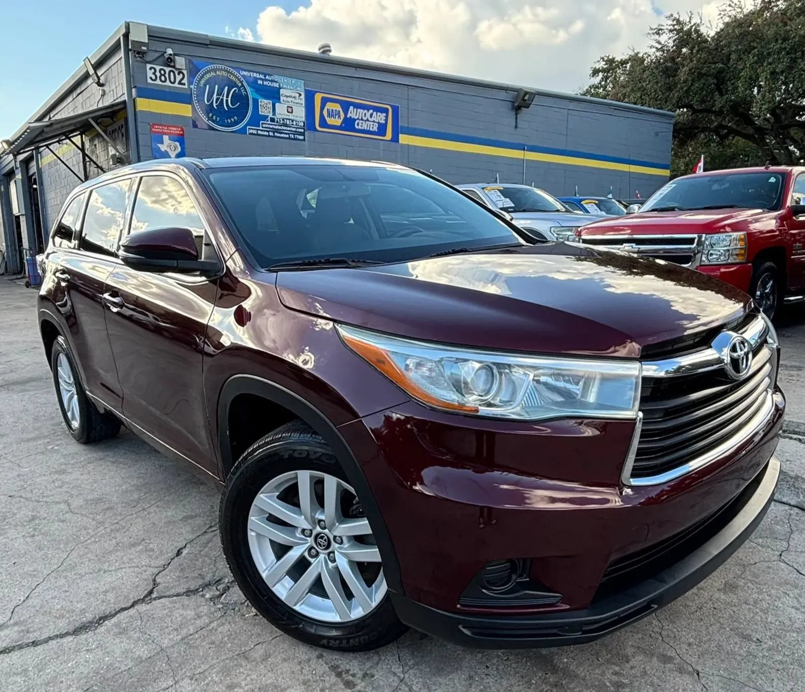 Used 2016 Toyota Highlander LE FWD image 1