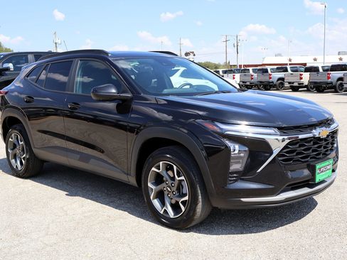 Used 2025 Chevrolet Trax LT FWD image 4