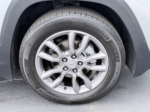 Used 2024 GMC Terrain SLT w/ Tech Package FWD image 39