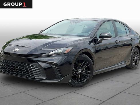 Used 2025 Toyota Camry SE image 1