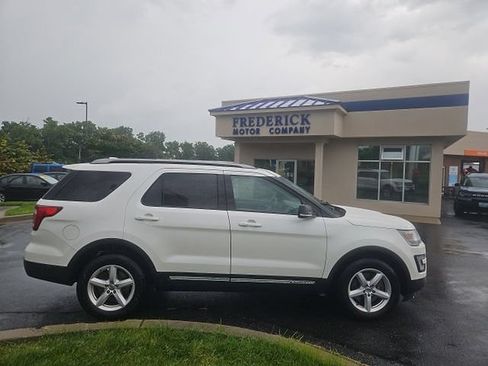 Used 2017 Ford Explorer XLT w/ Equipment Group 202A AWD/4WD image 3