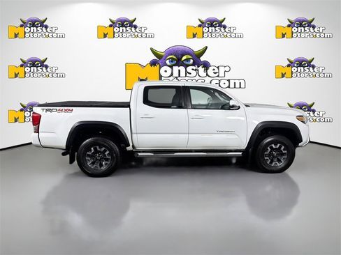 Used 2017 Toyota Tacoma TRD Off-Road image 4
