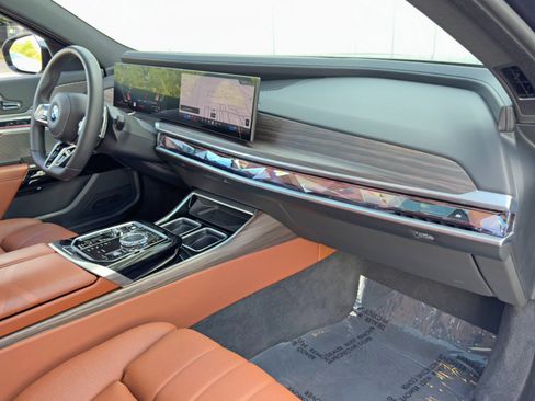 Used 2023 BMW 760i xDrive image 17