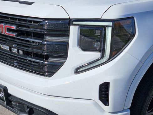 Used 2022 GMC Sierra 1500 Elevation w/ X31 Off-Road Package AWD/4WD image 9
