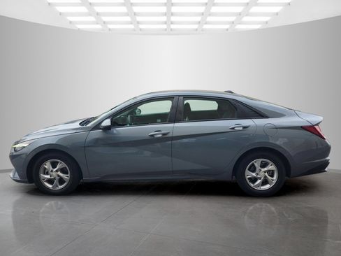 Used 2021 Hyundai Elantra SE FWD image 4